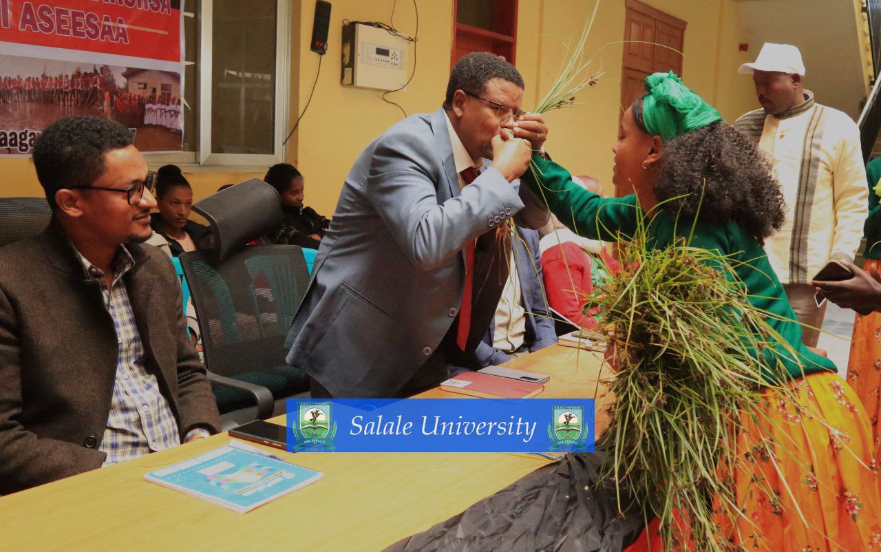 "Dhaloonni ammaa Aadaafi Duudhaa Abbootii isaarraa dhaale bifa safuu isaa eeggateen kunuunsee   sadarkaa addunyaattis akka beekamu taasisuu qaba"  Fayyeeraa Dhinsaa (Ph.D)
